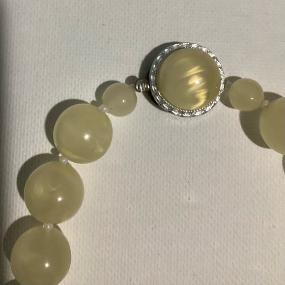 Beautiful Beaded necklace with unique Clasp - Picture 2 of 8